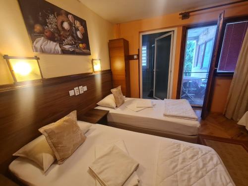 斯科普里卡皮斯特斯科普里酒店的酒店客房设有两张床和窗户。