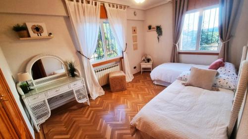 阿尔摩洛克斯Donde Portela的一间卧室设有两张床,铺有木地板