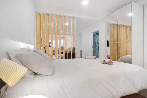 丰沙尔Babosas Charm的白色卧室配有一张带枕头的大白色床