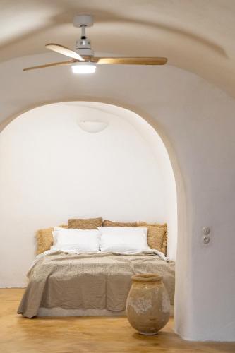 费拉Caval I的一间卧室配有一张带吊扇的床