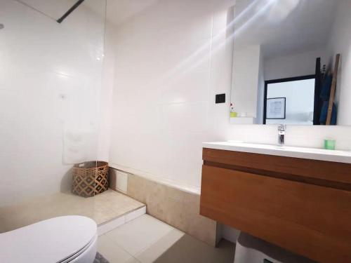 FilaosAppart' Bleu Soleil的带浴缸、卫生间和盥洗盆的浴室