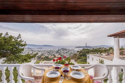 博德鲁姆BODRUM BURCU VILLA , Magnificent Sea View, Cozy, Free Otopark, Free Wifi的观景阳台的桌子和葡萄酒