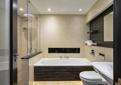 布莱克本斯坦利之家酒店的带浴缸、卫生间和盥洗盆的浴室