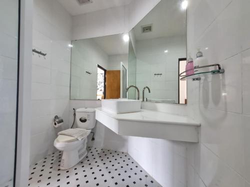 涛岛龟岛MAR24酒店的白色的浴室设有水槽和卫生间。