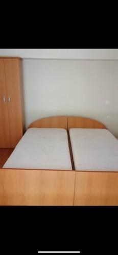 斯特鲁加Lake apartments的卧室内两张并排的床