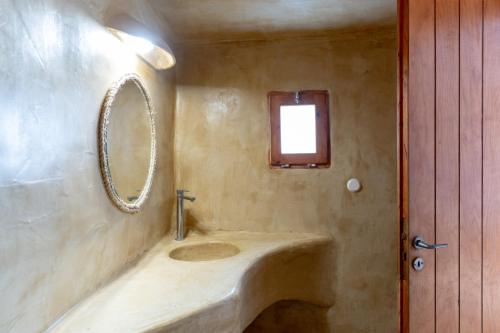 费拉Caval II的一间带水槽和镜子的浴室