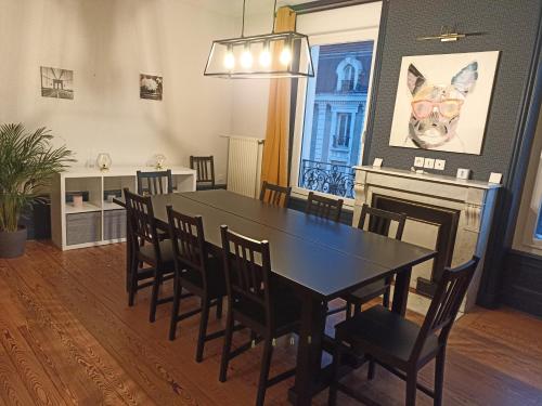 勒科托Le Sunshine, 5 chambres, wifi et parking inclus的一间用餐室,配有黑色的桌子和椅子