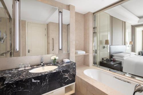 台州台州旗隆万豪酒店的一间带水槽和大镜子的浴室