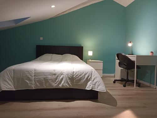 勒科托Le Sunshine, 5 chambres, wifi et parking inclus的一间卧室配有一张床、一张桌子和一把椅子