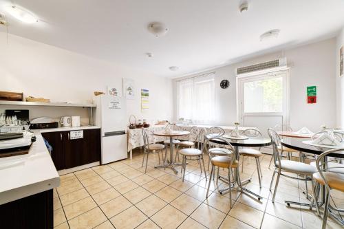 马佐夫舍地区格罗济斯克Pokoje Hotelowe Norbit的厨房以及带桌椅的用餐室。