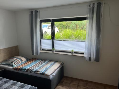 哈廷根Ferienwohnung Blankenstein的一间卧室设有一张床和一个美景窗户。