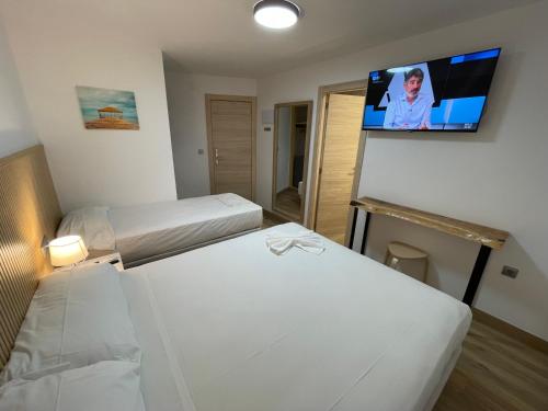 阿利坎特Pinet Playa的酒店客房设有两张床和一台平面电视。