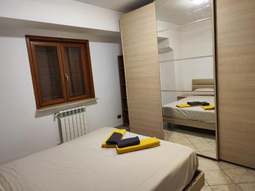 波梅齐亚Appartamento Magnolia 2的一间设有一张带镜子的床和一张四柱床的房间