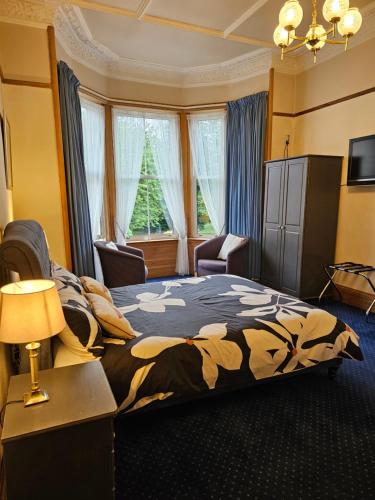 爱丁堡史密斯旅馆的一间卧室设有一张大床和一个窗户。
