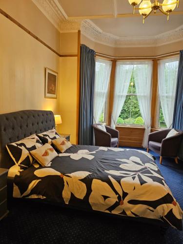 爱丁堡史密斯旅馆的一间卧室设有一张床和一个大窗户