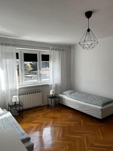 新托梅希尔Hostel Centrum NT的白色的客房设有两张床和两个窗户。