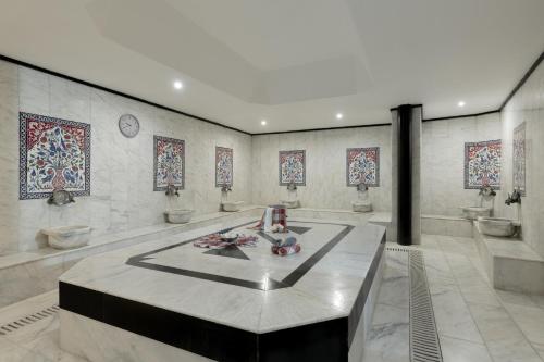 锡德Kaya Side -的一间设有三个盥洗盆的浴室和一张桌子