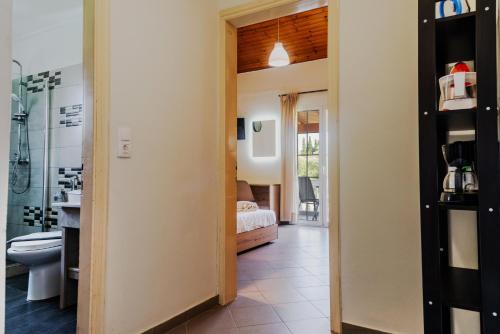 卡沃斯Riposo Studios & Apartments的一间带卫生间的浴室和一张位于客房内的床。