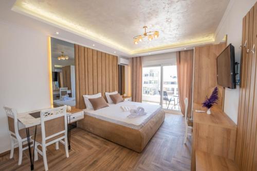 乌尔齐尼Twins Apartment的酒店客房配有一张床、一张书桌和一台电视。