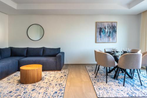 塔哈佐特Luna Taghazout - Duplex Luxe - 4 Px的客厅配有沙发和桌椅