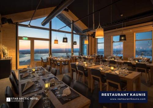 萨利色尔卡北极星酒店的一间设有桌椅的餐厅,位于带窗户的房间内
