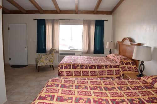 德明BUTTERFIELD STAGE MOTEL的酒店客房设有两张床和窗户。