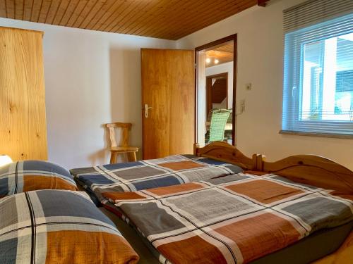 莱温Ferienwohnung Cäcilia im idyllischen Haus Kommeles - Leiwen an der Mosel的一间卧室设有两张床和窗户。