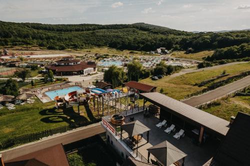 贝克良Suzanne Băile Figa- camere tip hotel的享有带游泳池的度假村的空中景致