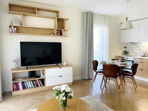 塔林Luxury Designer Suite的客厅配有电视和桌椅