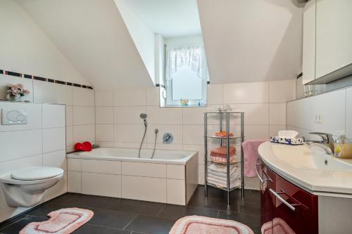 马克多夫Storchennest的带浴缸、盥洗盆和卫生间的浴室