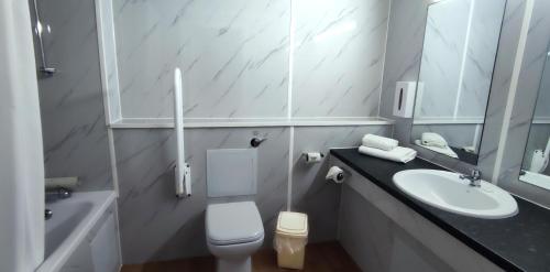 曼彻斯特曼联萨斯酒店的白色的浴室设有水槽和卫生间。