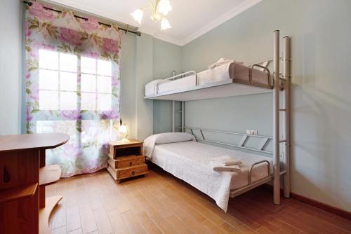 吉亚德伊索拉Brisa del Mar的一间卧室设有两张双层床和一扇窗户。