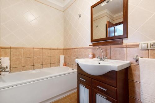吉亚德伊索拉Brisa del Mar的一间带水槽、浴缸和镜子的浴室
