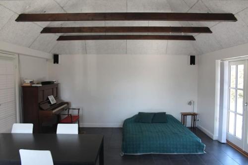 TommerupLarge modern family room - “Arnely”的卧室配有一张床和一张桌子及椅子