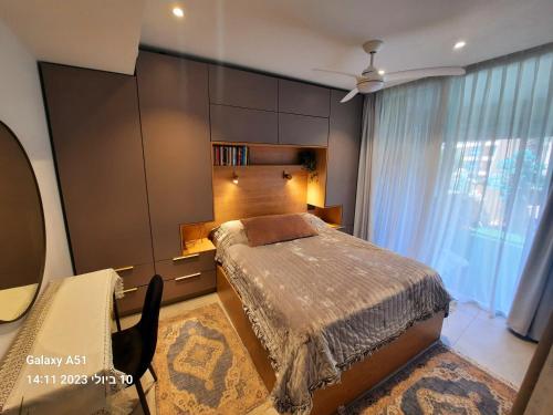 凯撒利亚Sea View Suites - דירות נופש עם מקלט的一间卧室设有一张床和一个大窗户