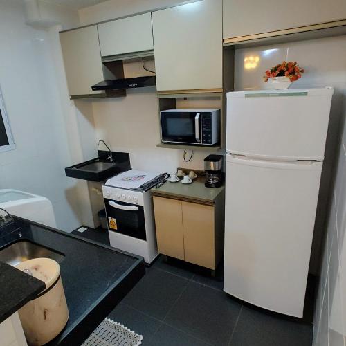 大坎普Apto Executivo Ravena II的小厨房配有冰箱和微波炉。
