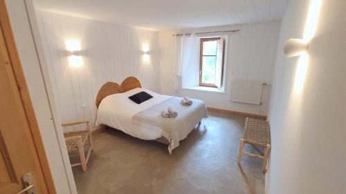 Les BauxAbbaye Saint Gilbert的卧室配有白色的床和窗户。
