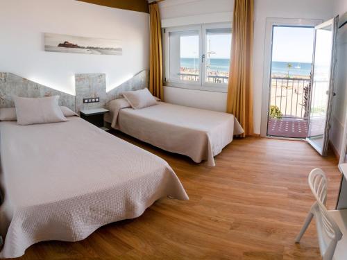 佩尼斯科拉普拉亚酒店的海景客房 - 带两张床