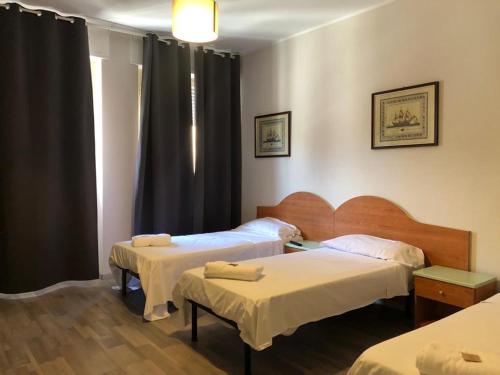 米兰盖拉酒店的客房设有两张床和窗户。