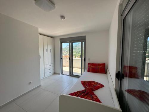 多布拉沃达Villa La Miga的一间设有红色枕头的床的客房