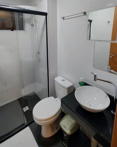 大坎普Apto Executivo Ravena II的浴室配有卫生间、盥洗盆和淋浴。