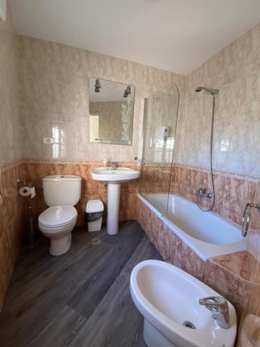科鲁韦多HOSPEDAJE STOP的浴室配有卫生间、浴缸和水槽。
