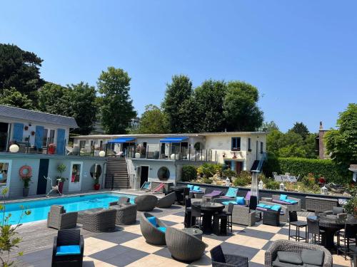 滨海维莱Hotel la piscine的一个带游泳池和房子的度假胜地
