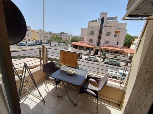艾沙尔特شقة RIMA的街景阳台配有桌椅