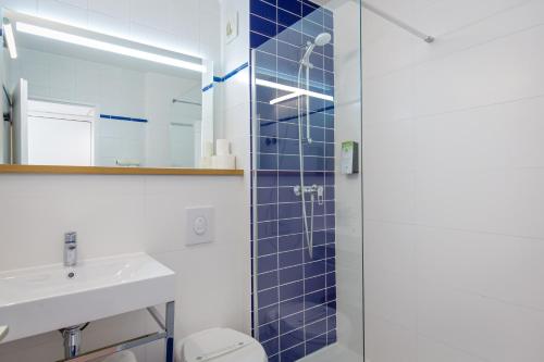 热姆诺Kyriad Marseille Est Aubagne Gémenos的一间带水槽和淋浴的浴室