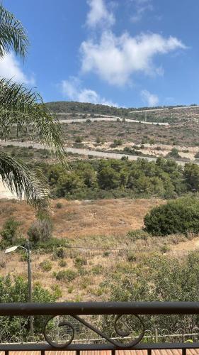 Shelomiבמורד ההר的从长凳上看到田野