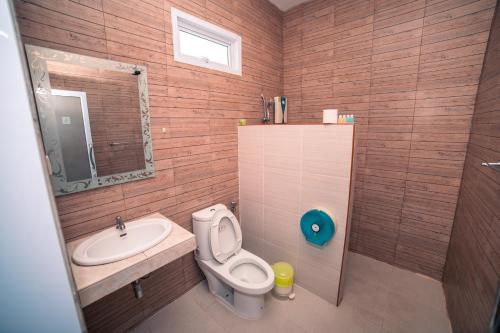 通萨拉绿芒果公寓的一间带卫生间和水槽的浴室