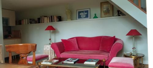 凡尔赛L'Orangerie White-Palacio的客厅配有红色的沙发和桌子