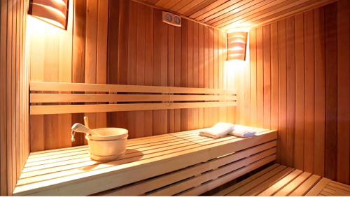 马六甲Quartz Paragon Suites By GGM的一间桑拿浴室,里面装有桶和两条毛巾