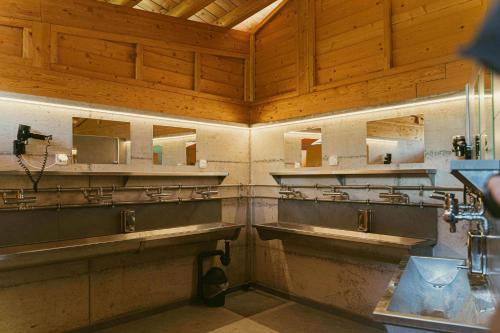 米瑞德Ca Stella Camping del Monte San Giorgio的浴室设有2个水槽和2面镜子